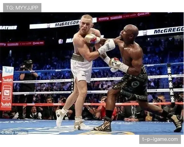 麦格雷戈大换新衣了？训练室外的他跟打架没半毛钱关系啊！